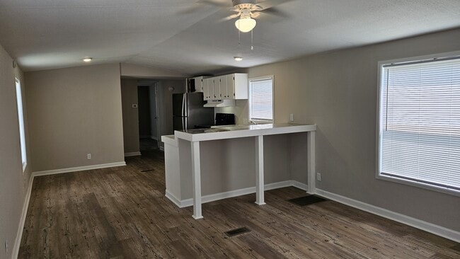 Building Photo - 610 E Branch Dr