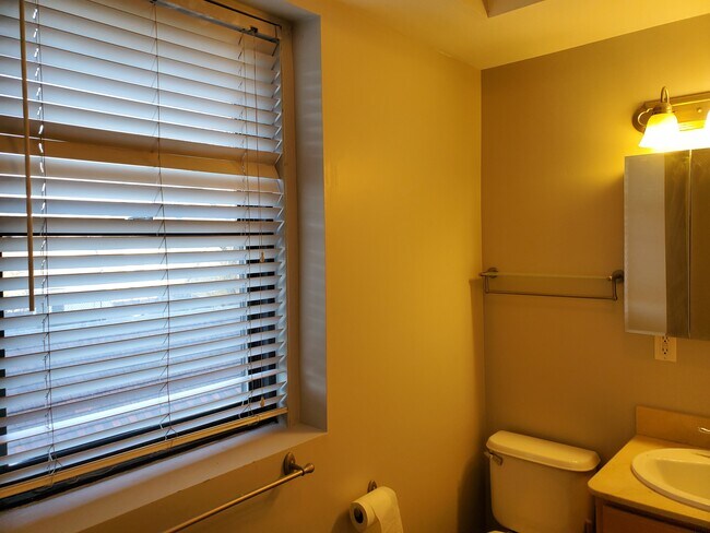 Building Photo - 15 E Kirby St