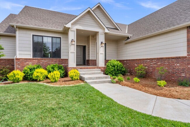 Building Photo - Luxury Home - Month-to-Month Lease - Avail...