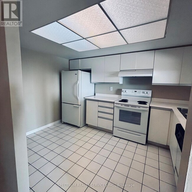 Building Photo - 350-350 Alton Towers Cir