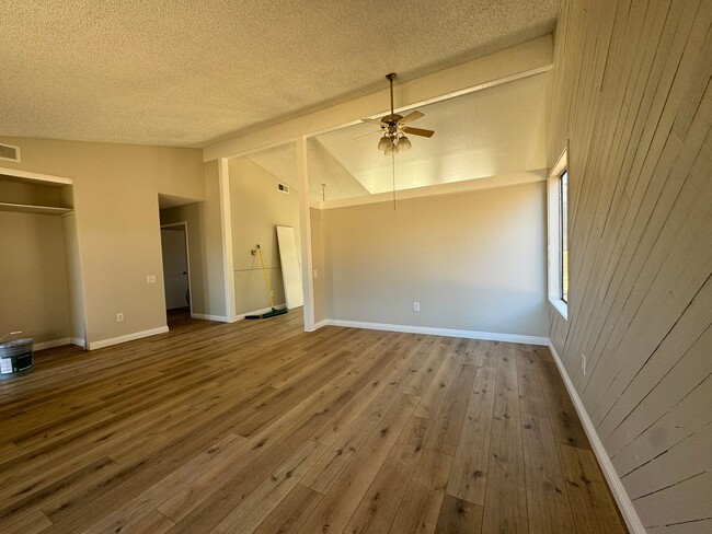 Building Photo - MOVE IN SPECIAL** Beautiful Remodeled 4BR/...