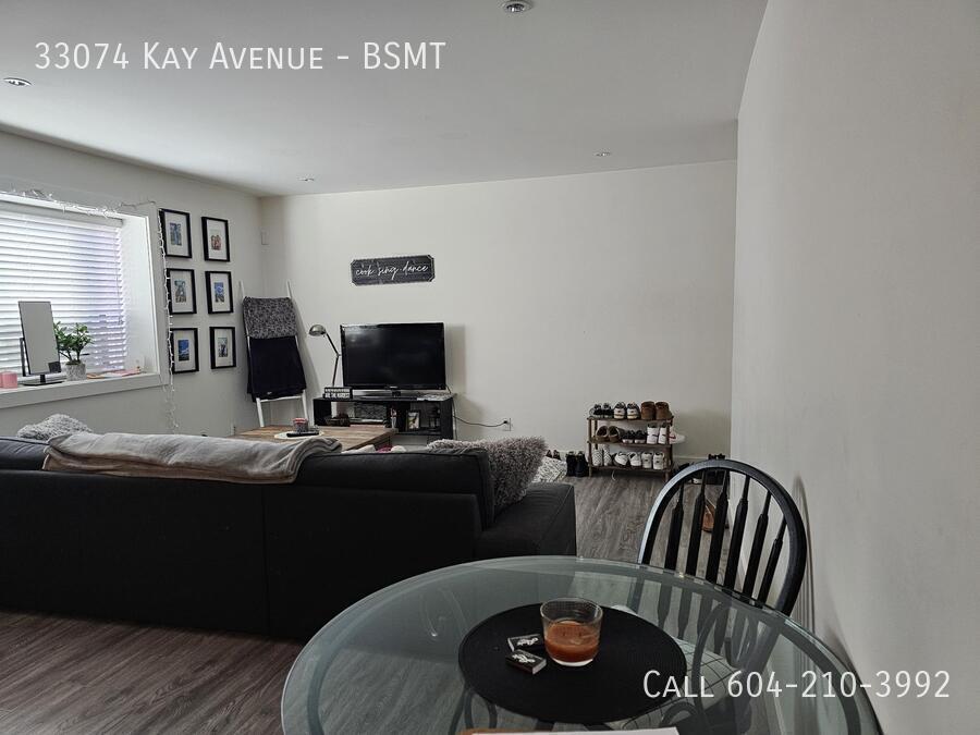 Building Photo - Spacious Suite