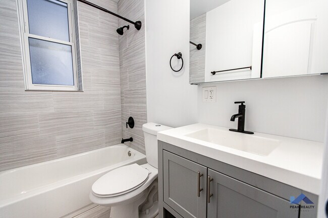 Building Photo - 851 N Leavitt St