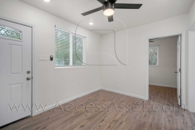 Building Photo - Charming And Peaceful 1 Bed/1 Bath Cottage...