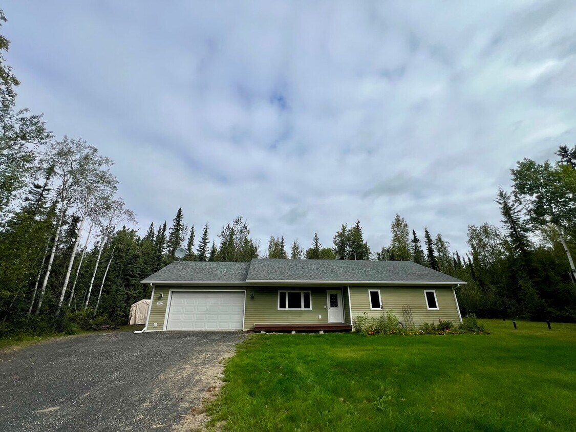 Foto principal - 3-Bedroom Home in North Pole / 2 Car Garag...