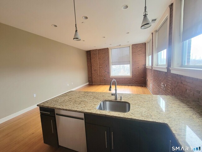 Foto del edificio - 14-16-16 N Main St