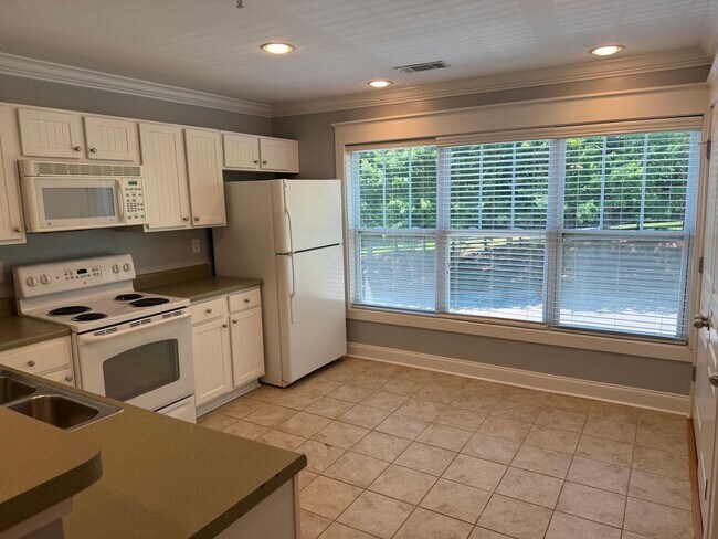 Photo - Knoxville 37920 - Two Bedroom, 2.5 Bath Townhome in The Woodlands of Knoxville - Ideal Student Li...