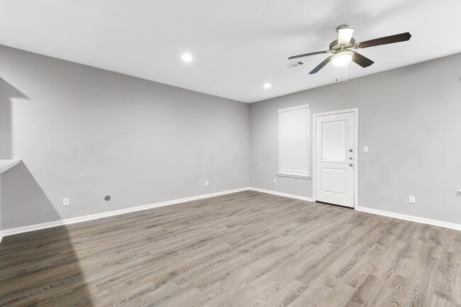 Building Photo - 124 Artesian Way