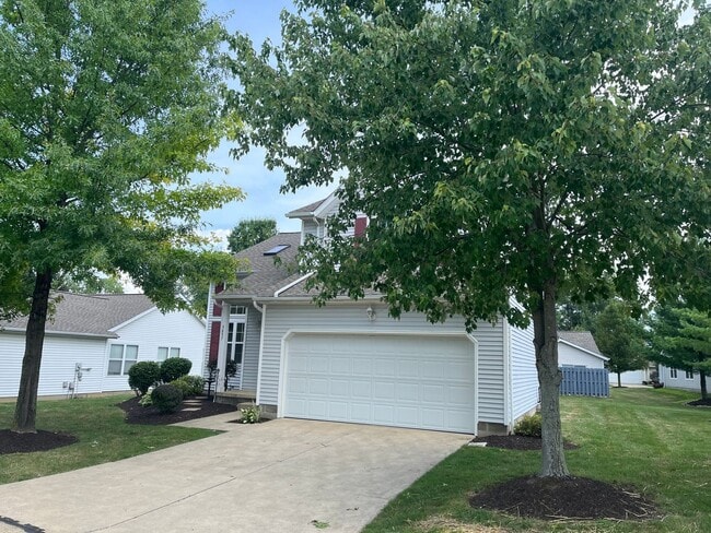 Building Photo - Recently renovated and large 3bed, 2.5 hom...
