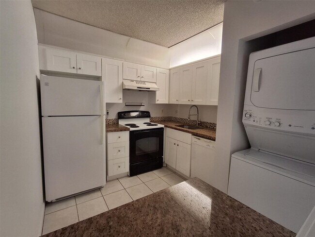 Building Photo - 11122 Royal Palm Blvd