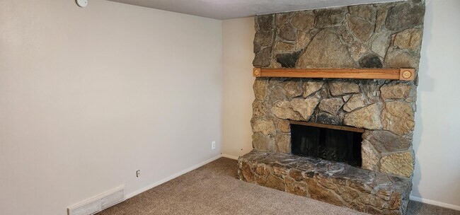 Building Photo - 858 E 1800 N
