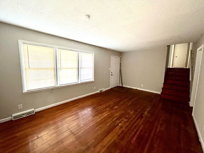 Building Photo - THREE BEDROOM/TWO BATH SPACIOUS HOME - CEN...