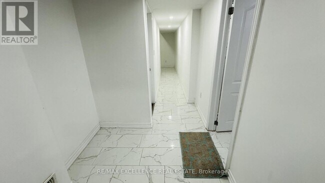 Building Photo - 128 S Creek Dr