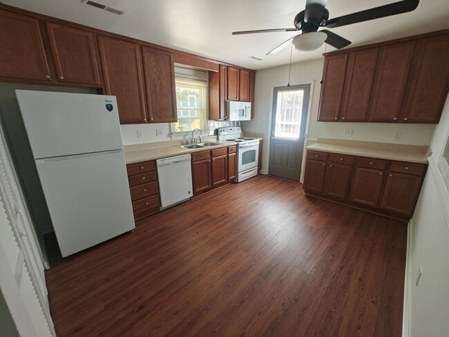 Building Photo - 4 bedroom2 bath home