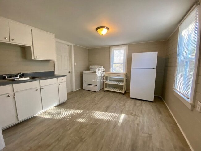 Foto del edificio - Remodeled 2 bedroom / 1 bathroom home available now!