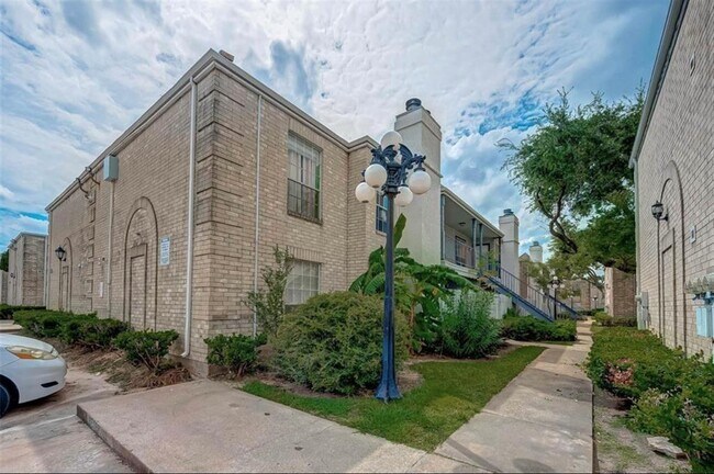 Building Photo - 6606 De Moss Dr