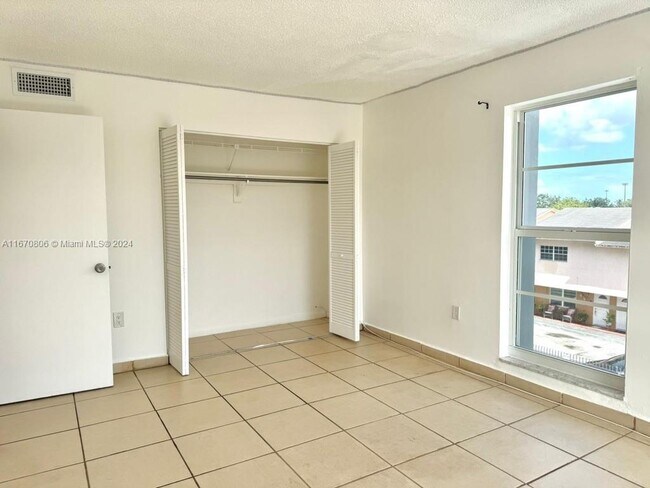 Building Photo - 305 W 68th St