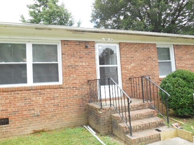 Primary Photo - 2 bedrooms, 1 bath Duplex