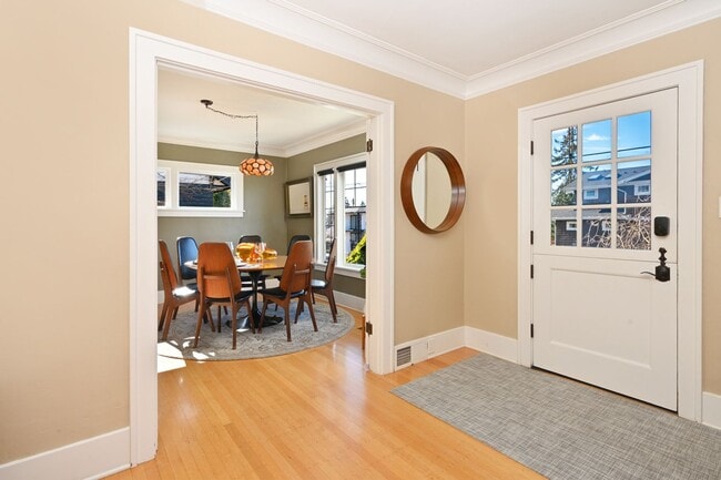 Building Photo - Charming 3?Bed / 1?Bath Dutch-Colonial Hom...