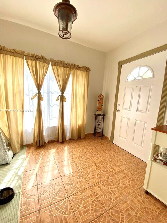 Foto del edificio - 321 NE 169th St