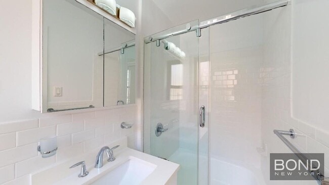 Building Photo - 401 E 88th St
