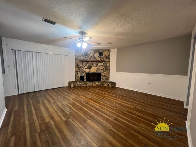 Foto del edificio - Nice 3 Bedroom with a garage in Shalimar!