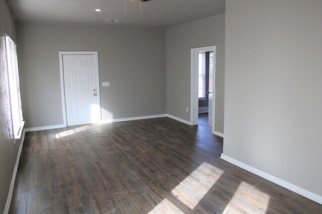 Building Photo - 3/2 with fresh paint and flooring. Large B...