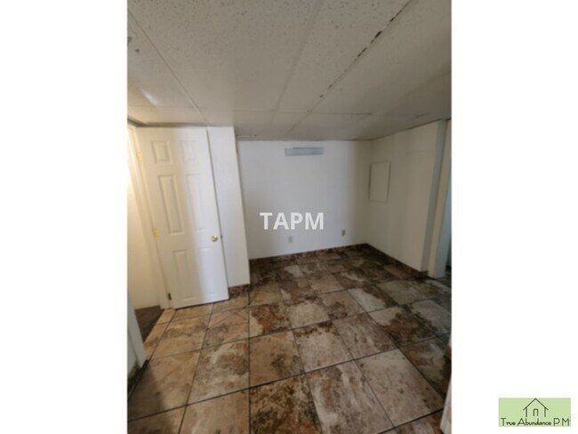 Building Photo - Cute studio apartment