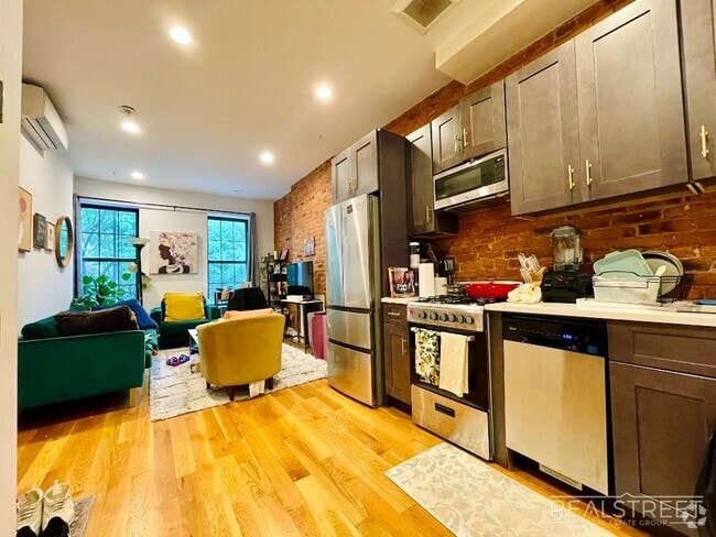Building Photo - Spacious Modern 1 Bedroom
