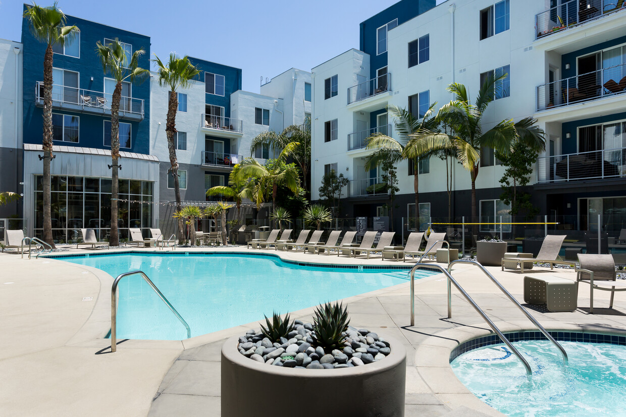 Piscina de natación con spa - Avalon Playa Vista