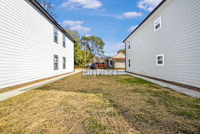 Photo - 2801 E Riverside Dr House