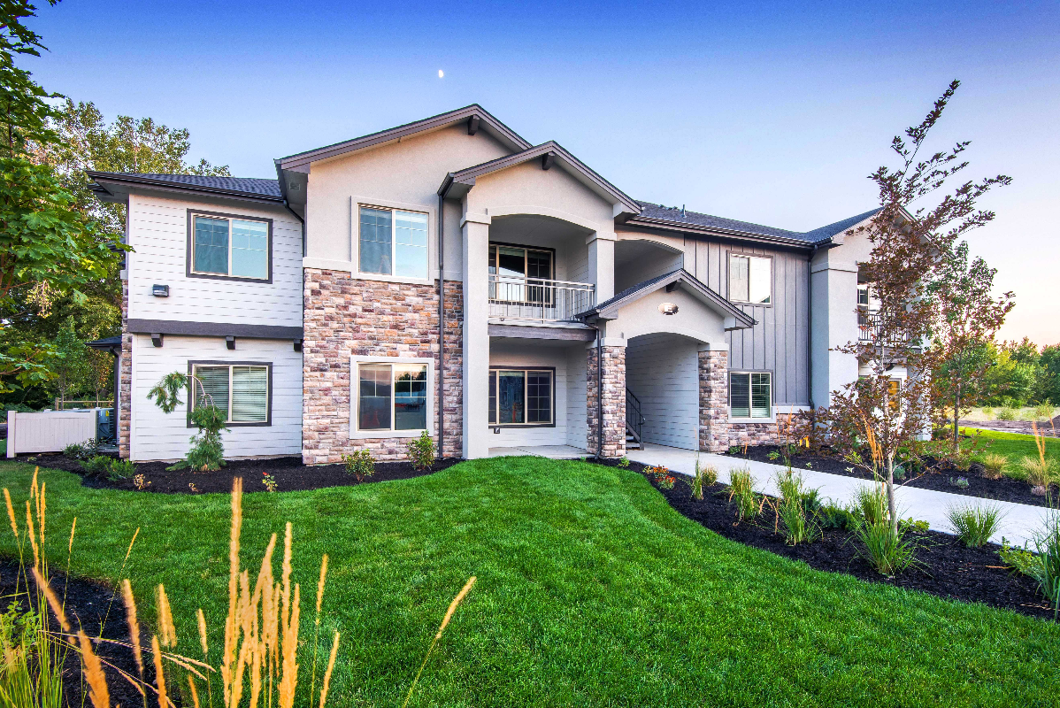 Foto principal - 827 E Riverside Dr
