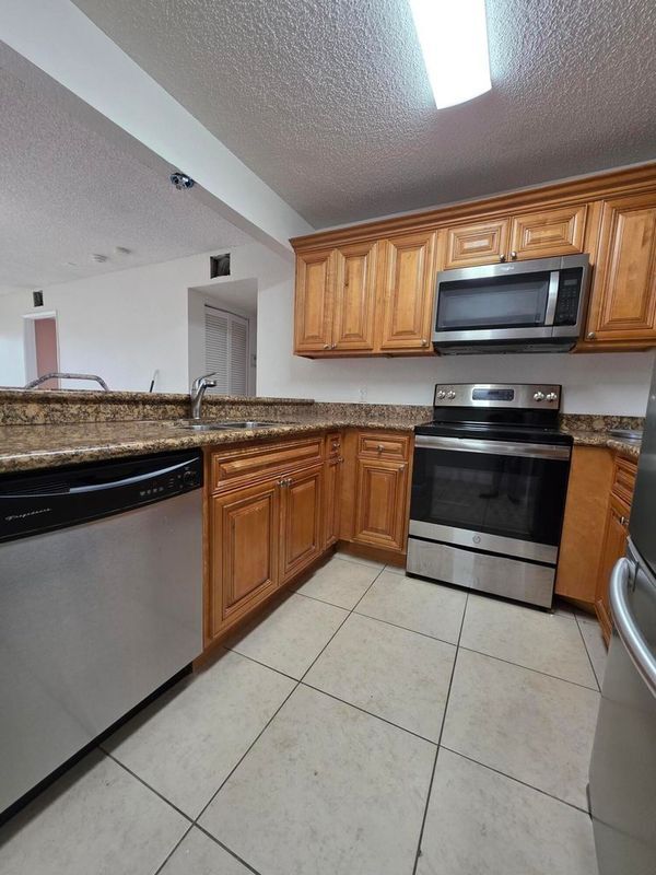 Building Photo - 1484 Lake Crystal Dr
