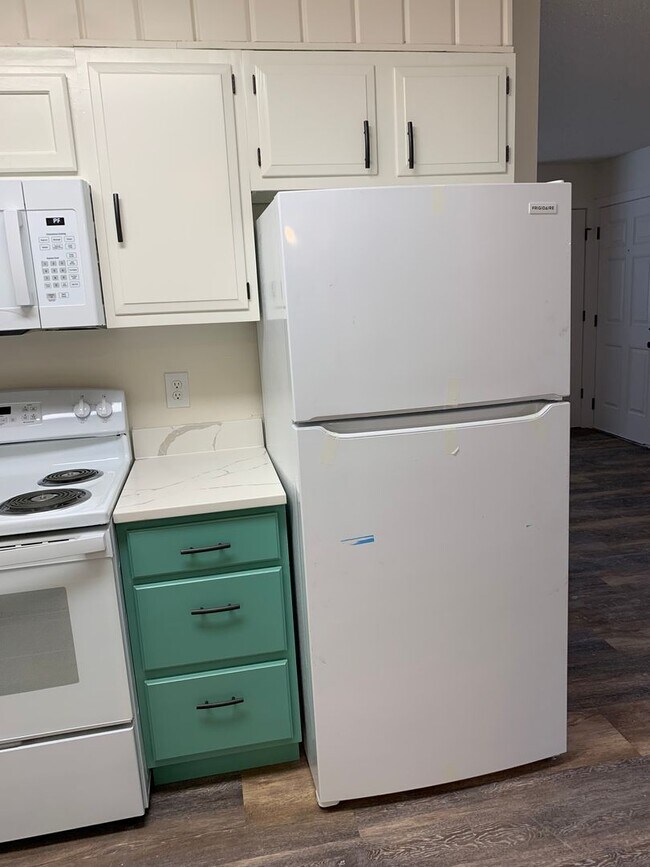 Foto del edificio - 2 Bdrm 1 Ba | Baxter & Northern Lights are...