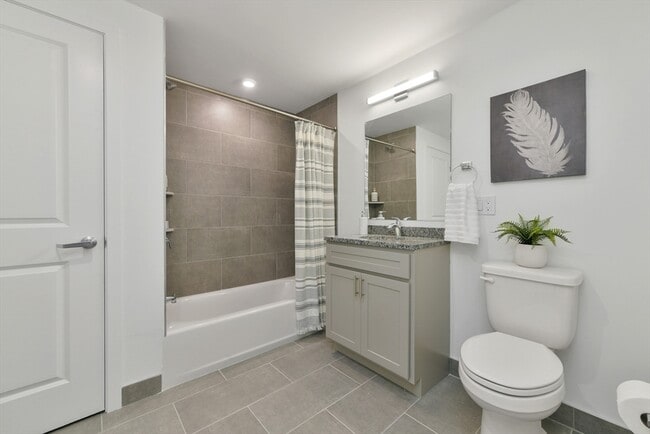 Building Photo - 585 Essex St