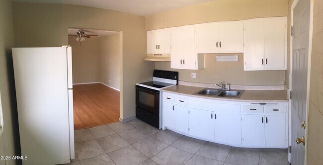 Foto del edificio - 7447 W Becker Ln