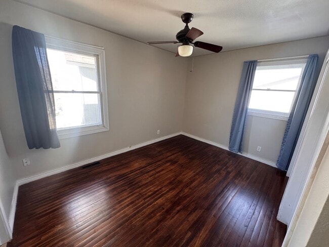 Building Photo - Spacious 3 Bedroom + Bonus Room, 1 Bathroom, Large Backyard