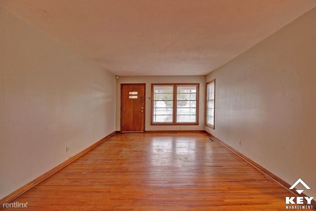 Building Photo - 351 N Woodlawn St