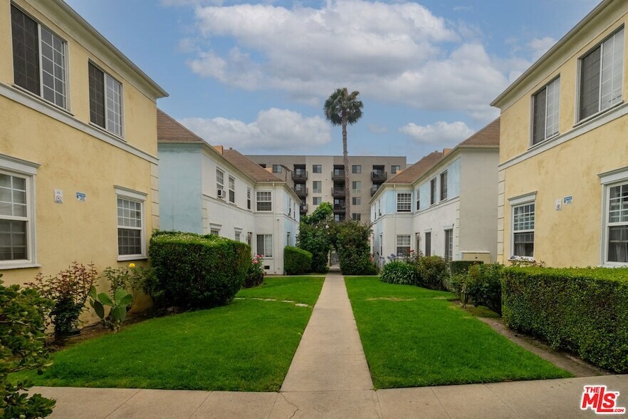 Foto principal - 6773 Yucca St