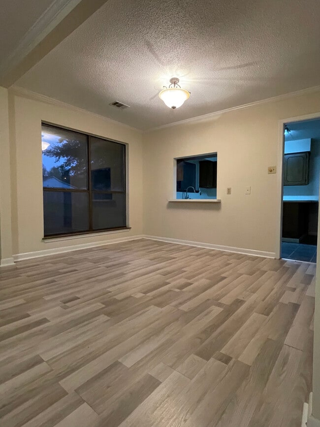 Building Photo - 10 Pebble Brook Dr