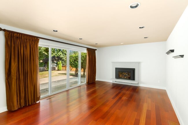 Building Photo - 4 Bedroom Rambler Close to Everything in Redmond!