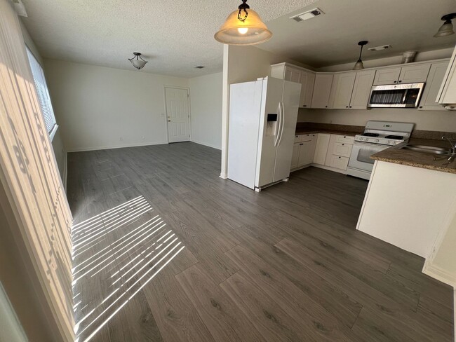 Building Photo - Single Level Townhome