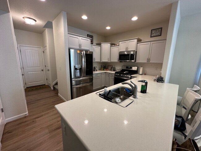 Foto del edificio - Beautiful 2 Bed 3 Bath Townhome!!