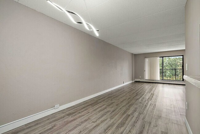 Foto del edificio - 10411 Cedar Lk Rd S
