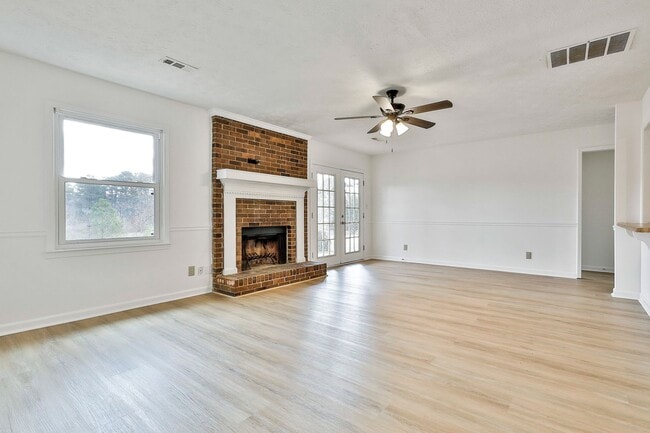 Foto del edificio - Updated 3 Bed 2 Bath Home in Tyrone with Private Yard and Covered Patio!