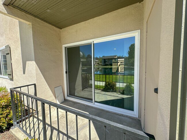 Foto del edificio - 2 Bedroom Condo for Rent in Lakeshore!