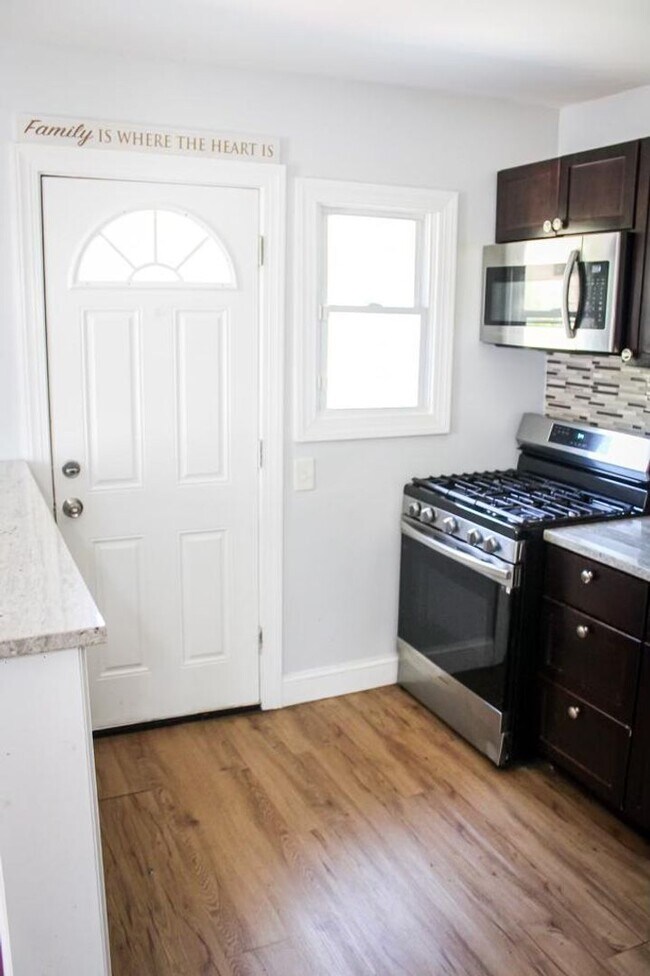 Foto del edificio - Stunning 3-Bedroom Home with Modern Amenit...