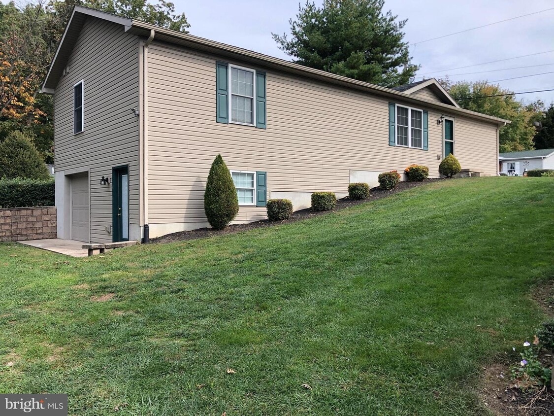 239 Parry Dr, Falling Waters, WV 25419 House Rental in Falling Waters