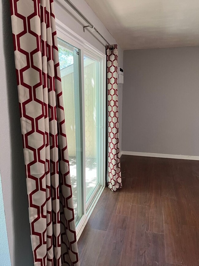 Building Photo - Spacious Apartment in North Reno