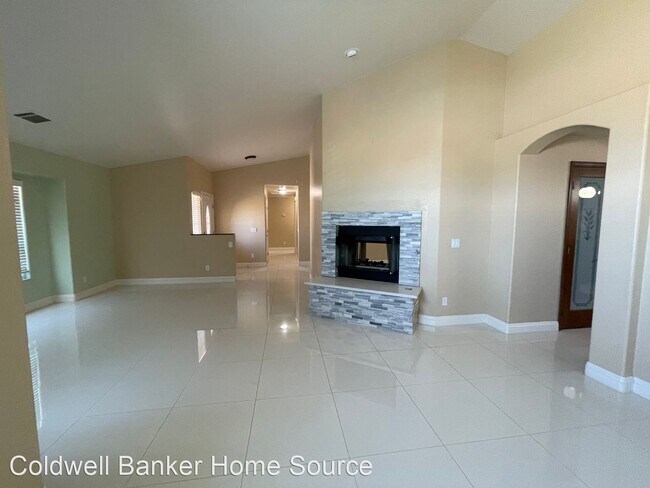 Foto del edificio - 4 br, 4 bath House - 13575 Jenny St.